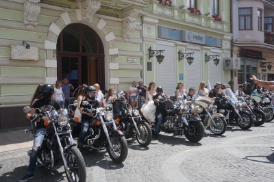 Наречені на «залізних конях»: у центрі Чернівців відбувся показ весільних суконь на байках - фото