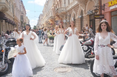Наречені на «залізних конях»: у центрі Чернівців відбувся показ весільних суконь на байках - фото