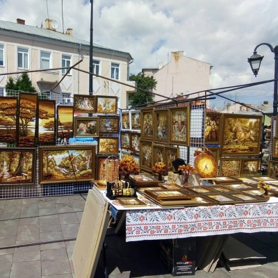 Хендмейд-посуд, картини і "сирні коники": що продають на Петрівському ярмарку в Чернівцях - фото