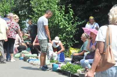 На тротуарі – сир і риба, м’ясо і шкарпетки: чому в Чернівцях не можуть дати ради стихійній торгівлі