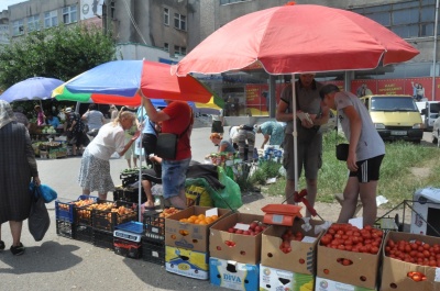 На тротуарі – сир і риба, м’ясо і шкарпетки: чому в Чернівцях не можуть дати ради стихійній торгівлі