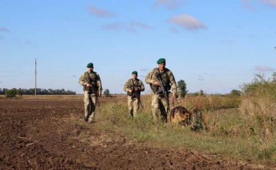 На Буковині на кордоні знову стріляли: контрабандисти втекли, покинувши ящики із цигарками