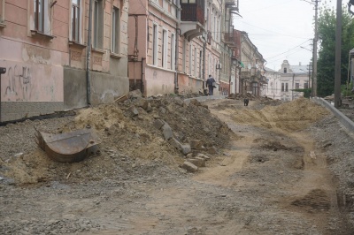 «Ні швидка не заїде, ні пожежна»: чому не можуть завершити ремонт вулиці Переяславської