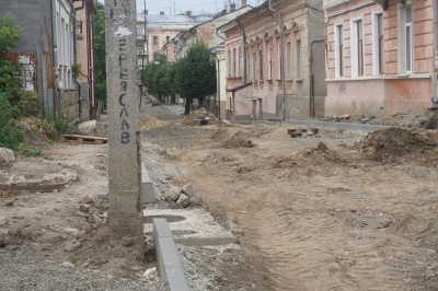 «Ні швидка не заїде, ні пожежна»: чому не можуть завершити ремонт вулиці Переяславської