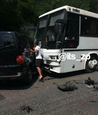 Кортеж Зеленського потрапив у ДТП: «підрізав» колону автобусів з дітьми