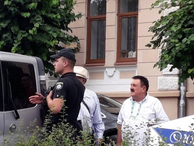 У центрі Чернівців поліція зупинила кандидата у нардепи