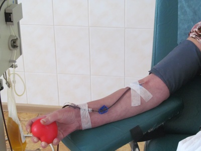 У Чернівцях небайдужі здають кров для важкохворих людей - фото