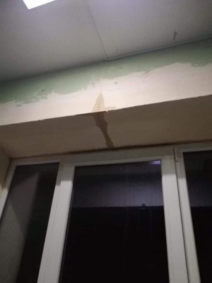 Стіни у цвілі і пошкоджені меблі: у школі в Чернівцях затопило класи - фото