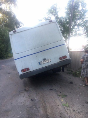 У Чернівцях п’яний водій маршрутки протаранив відбійник у Садгорі – фото