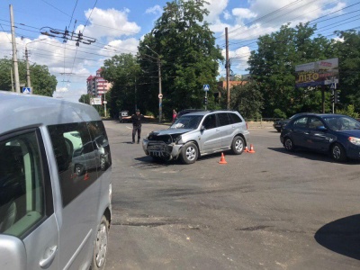 У Чернівцях через ДТП в районі «Кварцу» утворились затори на Головній