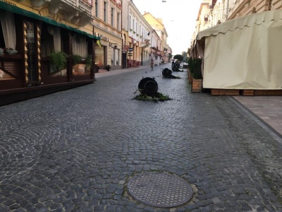 Вандалізм у центрі Чернівців: з'явилось відео, на якому невідомий трощить термочаші