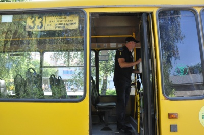 «Ми ж не худобу возимо»: придатних аптечок у маршрутках Чернівців виявилось дуже мало