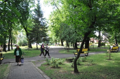 Вдень спокійно, а ввечері безліч п’яних: що можна побачити у скверах Чернівців