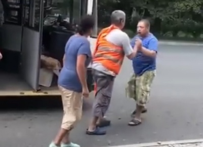 У Чернівцях пасажир тролейбуса посеред вулиці влаштував «розбірки» з водієм – відео