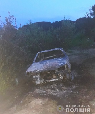 На Буковині поліція розслідує смерть невідомого чоловіка в обгорілому авто