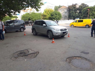 У Чернівцях на Комарова позашляховик травмував жінку