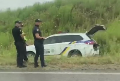 ДТП на об’їзній у Чернівцях: службове авто поліції з’їхало в кювет