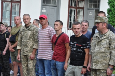 У Чернівцях групу резервістів відправили на навчальні збори до 128 бригади