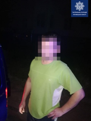 У Чернівцях у п'яного водія в авто виявили нарколабораторію - фото