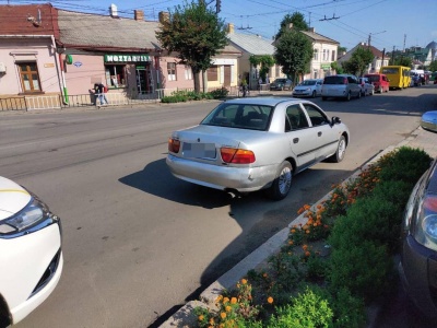 У Чернівцях водій «євробляхи» погрожував перехожому зброєю