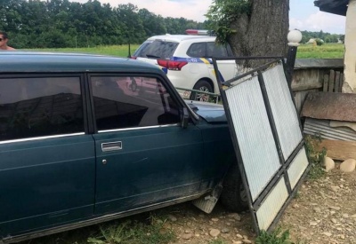 На Буковині п’яний водій «Жигулів» протаранив ворота і хотів підкупити поліцейських