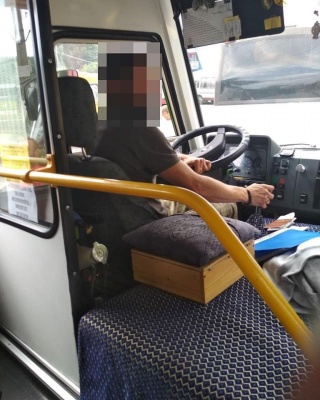 На Буковині водій рейсового автобуса збив дитину та втік з місця події - фото