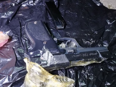 У Чернівцях на зупинці транспорту в сумці знайшли два пістолети – фото