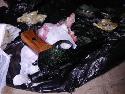 У Чернівцях на зупинці транспорту в сумці знайшли два пістолети – фото