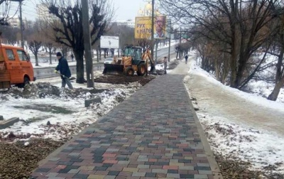 У Чернівцях замінили тротуарну плитку, яку клали зимою