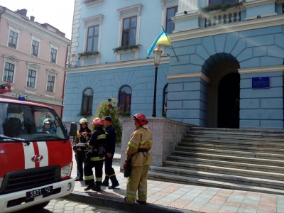 У Чернівцях «замінували» міськраду, ОДА та ЧНУ: триває евакуація людей