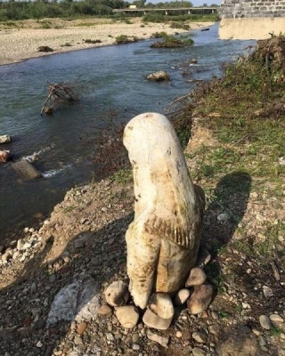 Стало відомо, як загадкова скульптура опинилась посеред річки на Прикарпатті