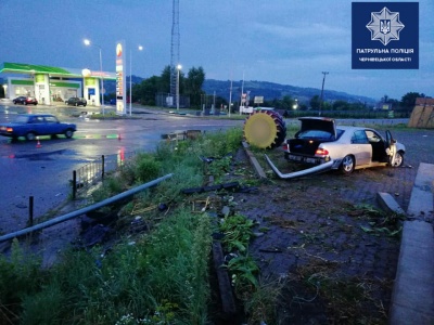 На Буковині водій на «Мерседесі» втікав від поліції і врізався в електроопору - фото