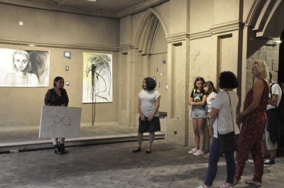 «Важливо знаходити справжні емоції»: у Чернівцях відкрили виставку молодої художниці Вікторії Радощук