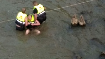 У Чернівцях у Пруті врятували чоловіка, який тонув – фото