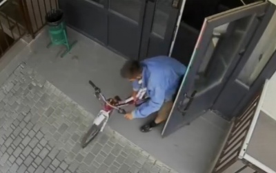 У Чернівцях молодик вкрав велосипед з під’їзду будинку: допоможіть знайти злодія
