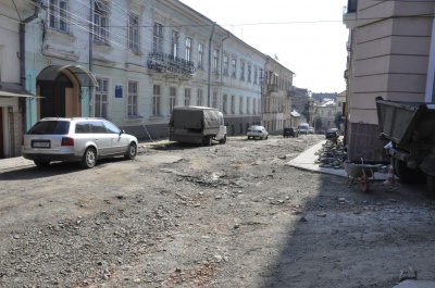 Ремонту не буде: вулицю в центрі Чернівців нема за що асфальтувати