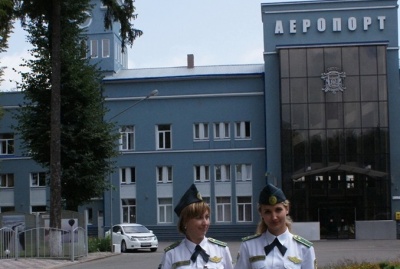 В аеропорті «Чернівці» затримали жінку, яка з «липовими» документами хотіла вивезти дочку до Італії