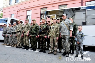 У Чернівцях група поліцейських відправилась на службу в зону ООС – фото