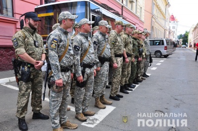 У Чернівцях група поліцейських відправилась на службу в зону ООС – фото