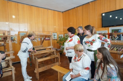 Вивчали ткацький верстат і заправляли нитки: у Чернівцях відбулась «Школа буковинської тайстри»