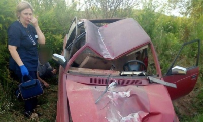 У Чернівцях «Москвич» врізався в електроопору, троє осіб постраждали – фото
