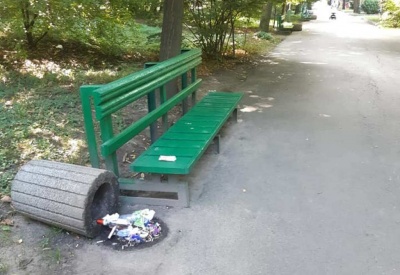 У Чернівцях невідомі хулігани потрощили смітники у парку Шевченка