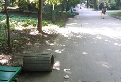 У Чернівцях невідомі хулігани потрощили смітники у парку Шевченка