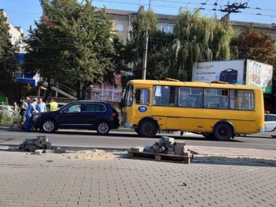 У Чернівцях пасажирка травмувалась у маршрутці під час різкого гальмування