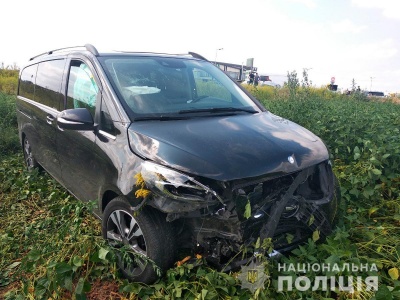 На Буковині два «Мерседеси» злетіли в кювет: травмовані четверо осіб - фото