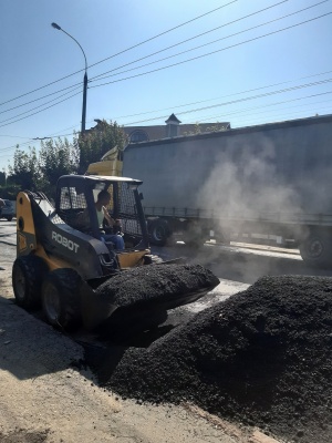 «Латки» на кілька метрів та великі затори: як ремонтують вулицю Хотинську – фото