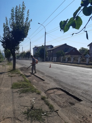 «Латки» на кілька метрів та великі затори: як ремонтують вулицю Хотинську – фото