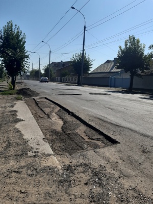 «Латки» на кілька метрів та великі затори: як ремонтують вулицю Хотинську – фото