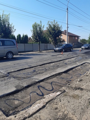 «Латки» на кілька метрів та великі затори: як ремонтують вулицю Хотинську – фото