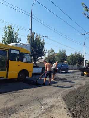 «Латки» на кілька метрів та великі затори: як ремонтують вулицю Хотинську – фото